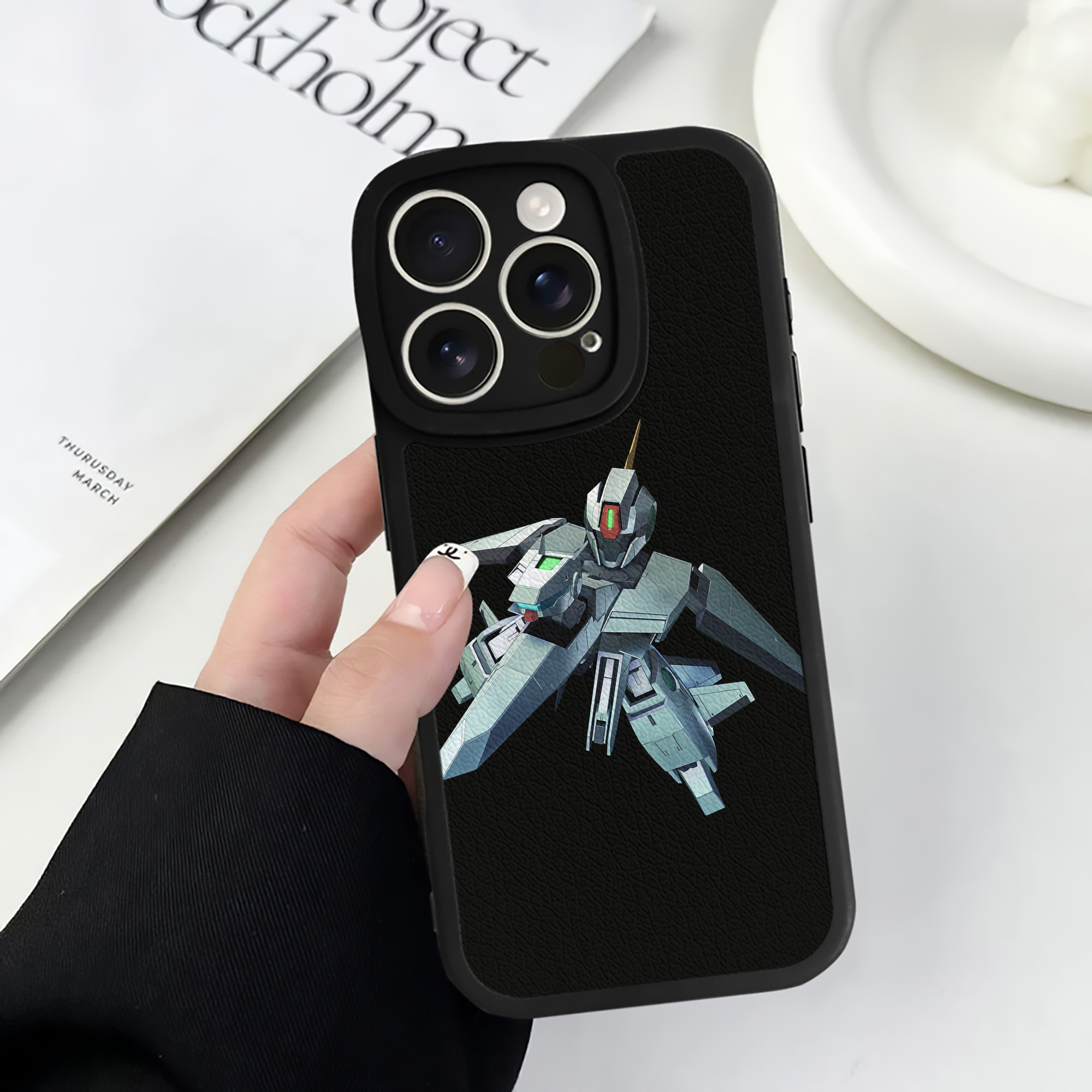 （画像用） 機動戦士ガンダム Mobile Suit Gundam 【iPhone 16シリーズ対応】シリコンスマホケース（レザー調） 材質：シリコン